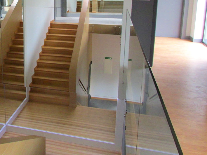 Zabudowy i balustrady szklane · 06