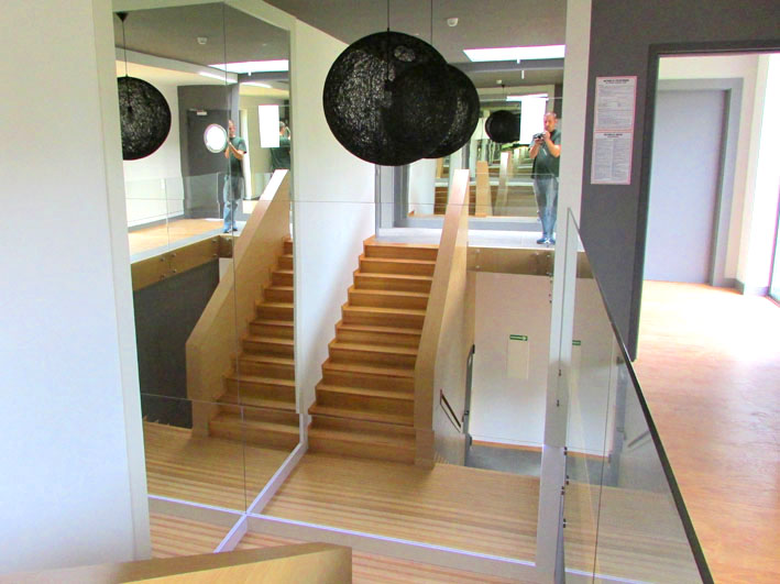 Zabudowy i balustrady szklane · 07